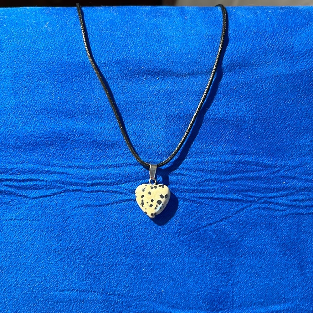Cream and black speckled hart‎ pendant necklace.